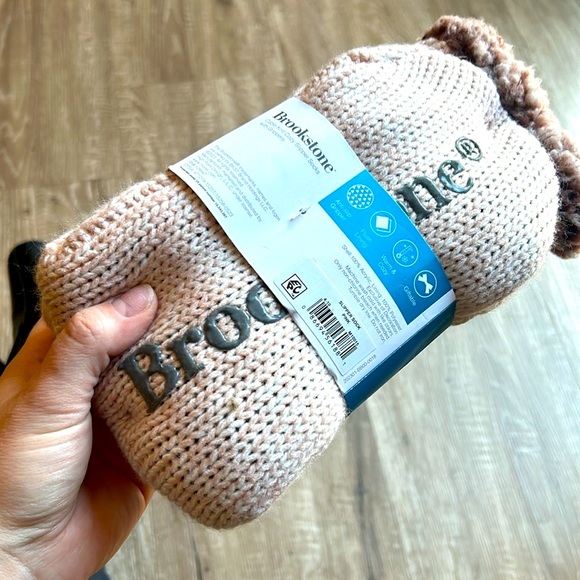 🆕Brookstone Gripper Slipper Socks 🧦 - Picture 2 of 10